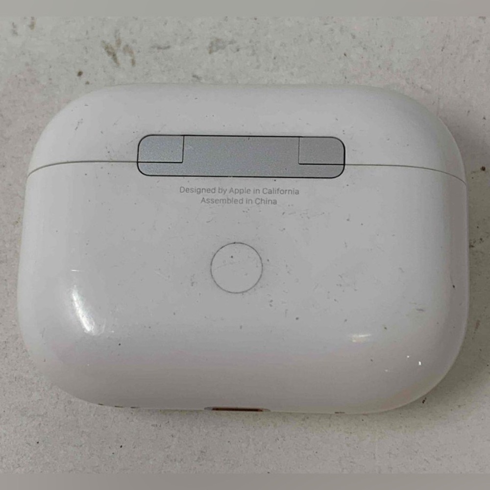 Apple 3rd Generation AirPods Gently Used Bluetooth noise cancelling headphones